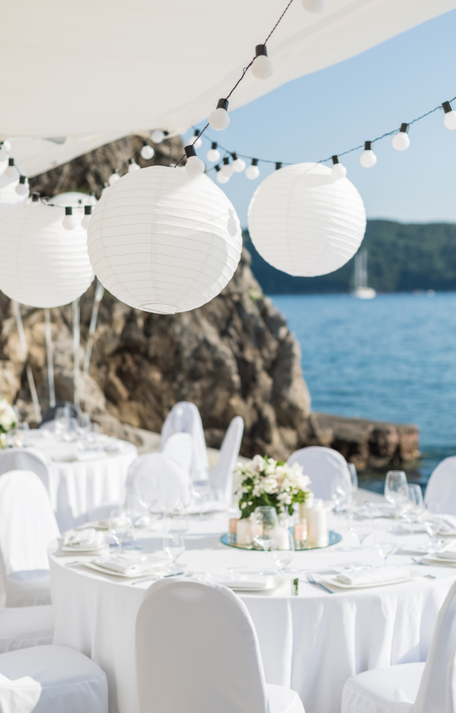 Décoration baby shower élégante épurée chic fleurs blanches